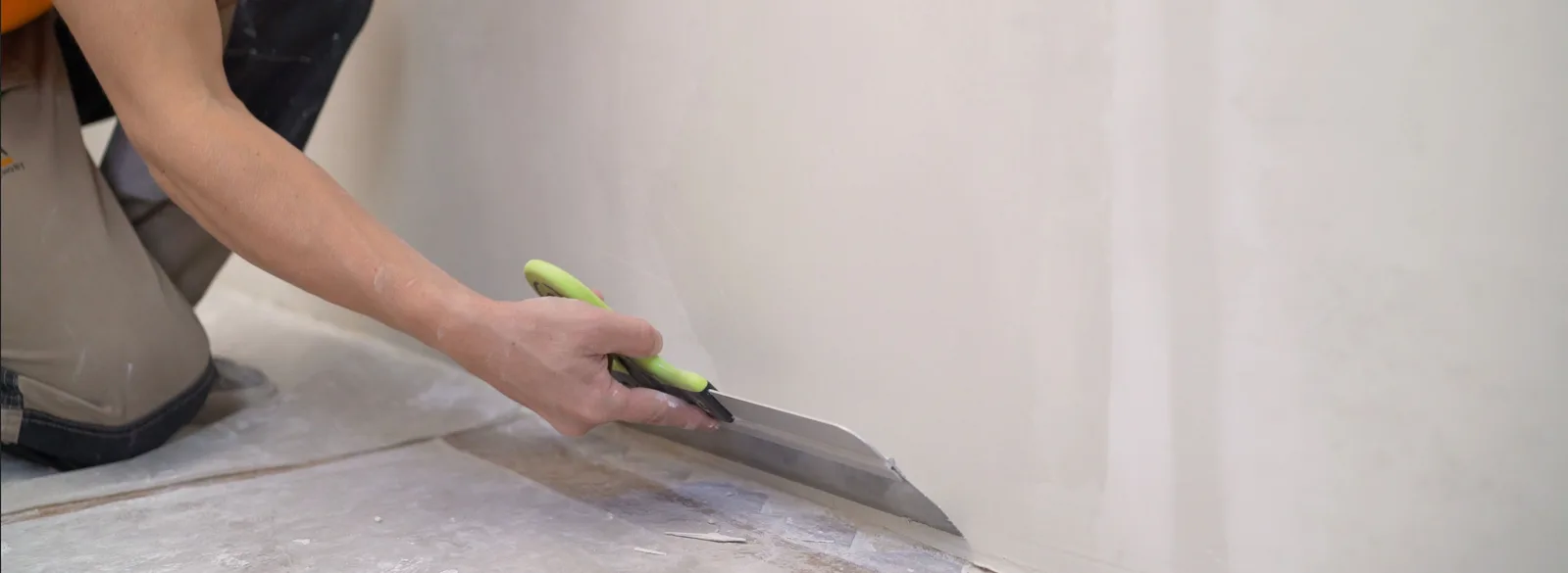 A Comprehensive Guide to Skim Coating the Walls