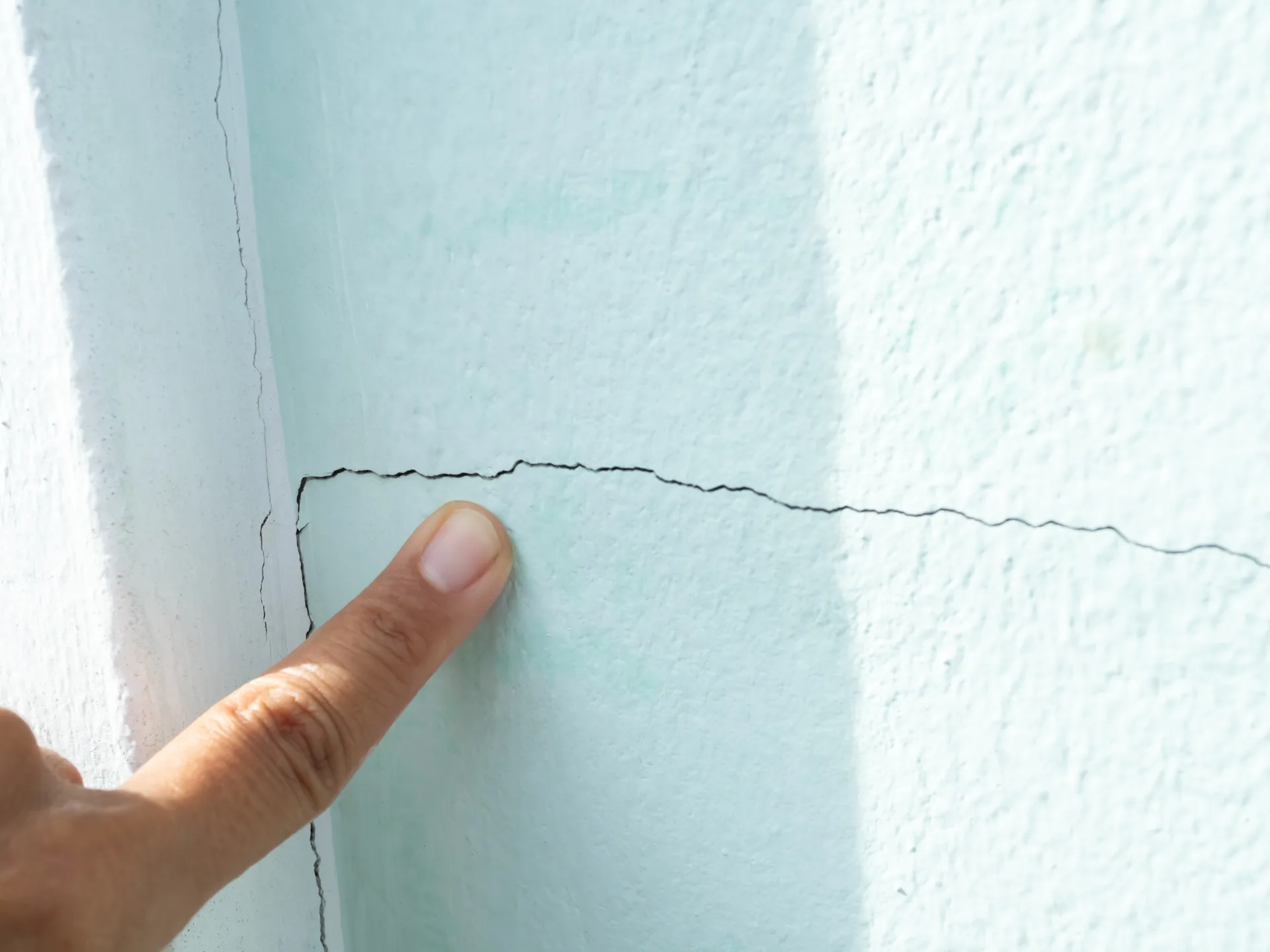 Know Why Plaster Walls Crack In Old Houses Before Hiring a Plasterer